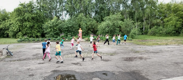 7 июня, в лагере "Ромашка" началось с утренней зарядки на свежем воздухе..